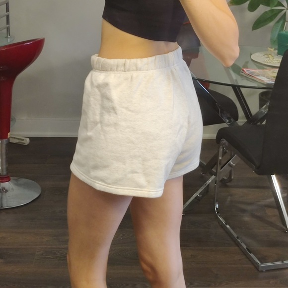 Aritzia TNA Cozy Fleece Perfect Hi-Rise 3" Sweatshort in Heather cloud white - Picture 5 of 11